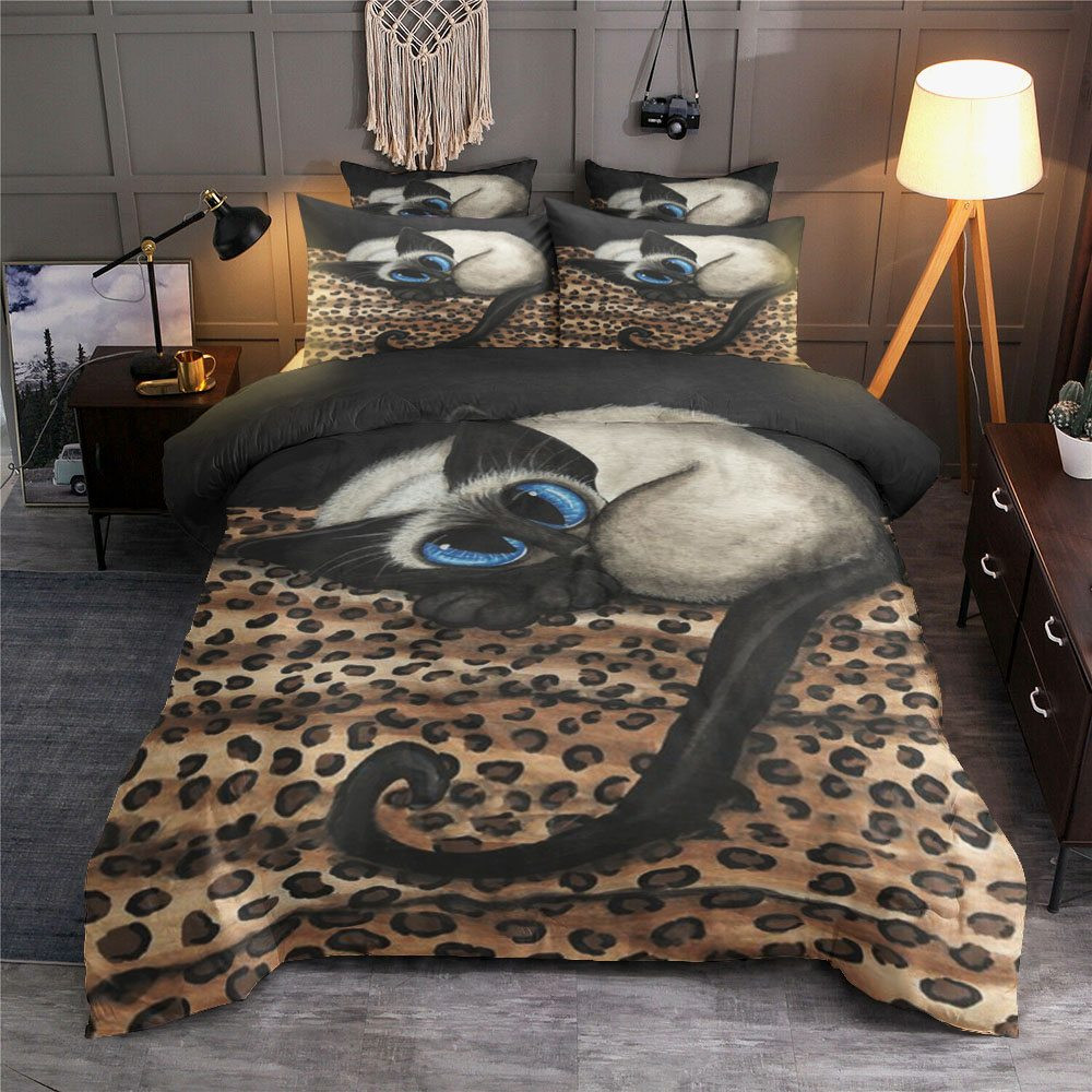 siamese feline on leopard print bedding ensemble 7w4dy